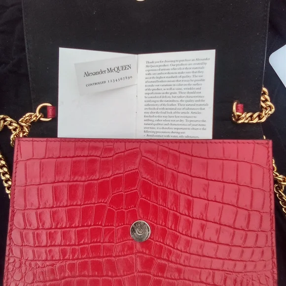 Alexander McQueen Red Skull Handbag with Diamond Eyes - Picture 2 of 6